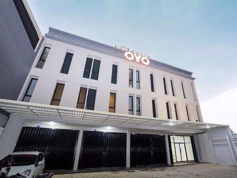 Готель Super Oyo Capital O 449 The Colins Keputih Екстер'єр фото