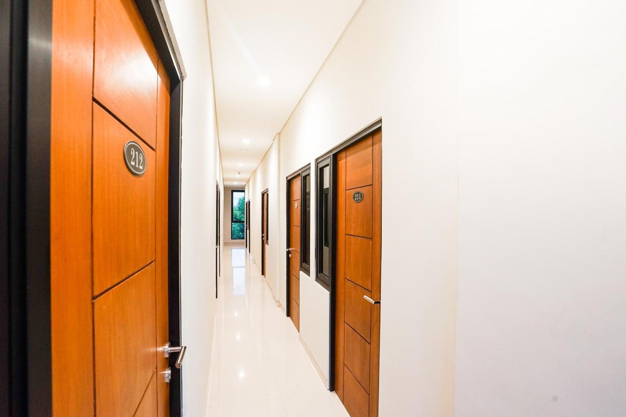 Готель Super Oyo Capital O 449 The Colins Keputih Екстер'єр фото