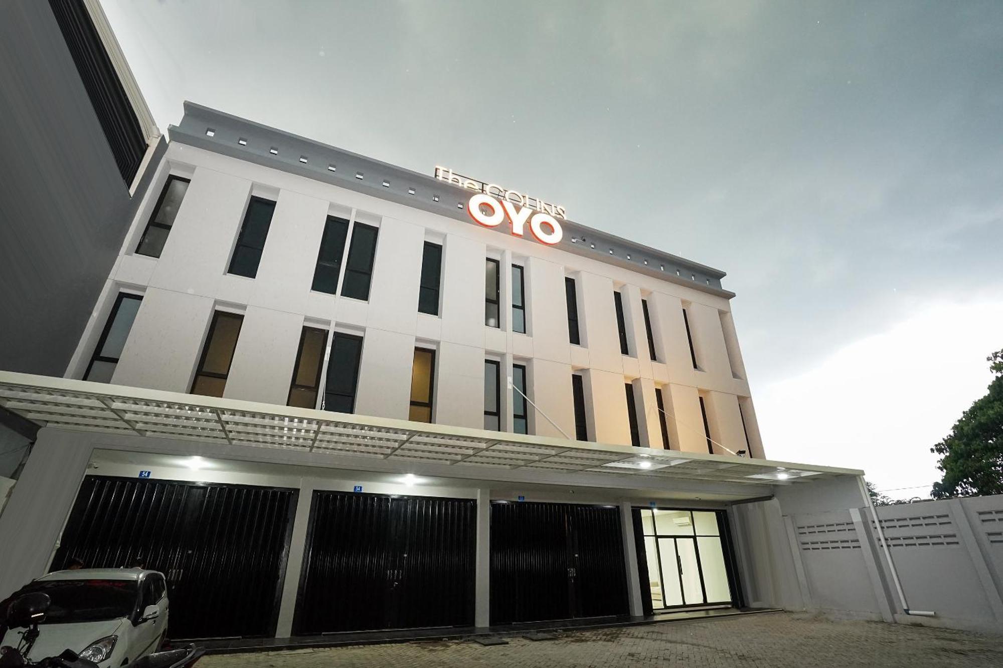Готель Super Oyo Capital O 449 The Colins Keputih Екстер'єр фото